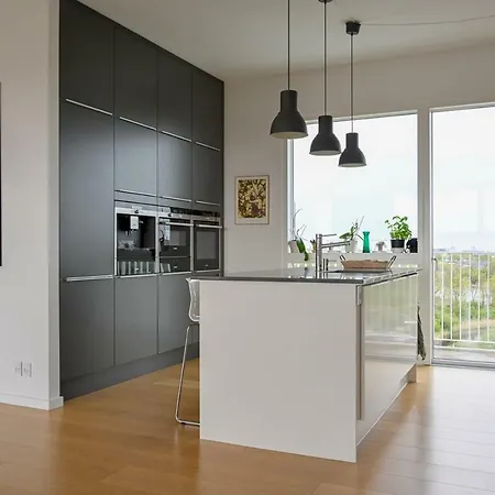 Modern Bright Penthouse Apartment *